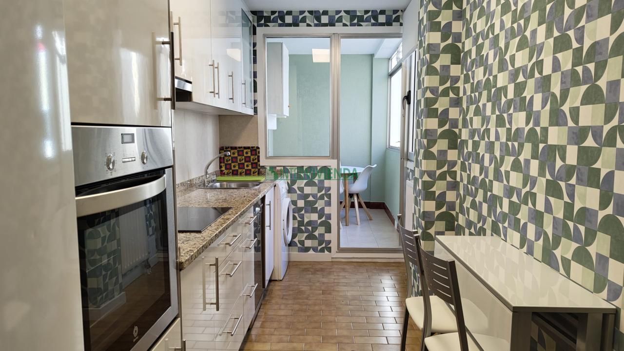 Cuina de Pis de lloguer en Vigo  amb Calefacció, Parquet i Moblat