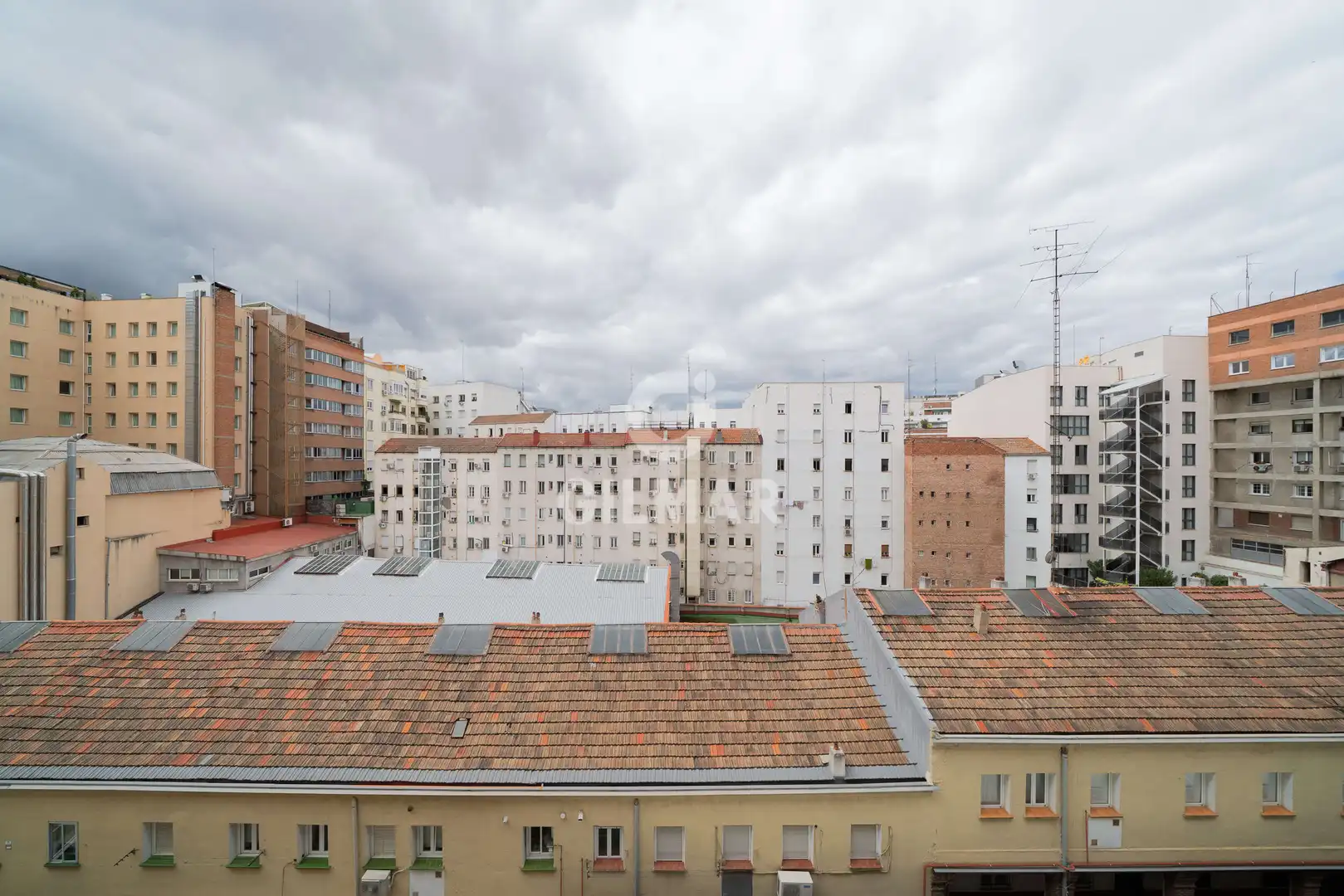 Vista exterior de Piso en venta en Madrid con Calefacción y Balcón