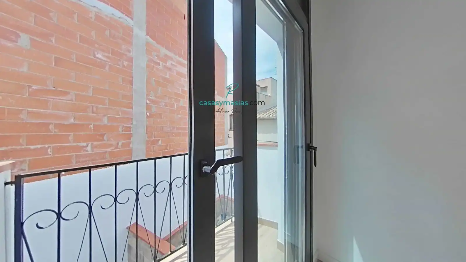 Terrasse von Einfamilien-Reihenhaus zur Miete in Sant Cugat Sesgarrigues mit Klimaanlage, Heizung und Privatgarten