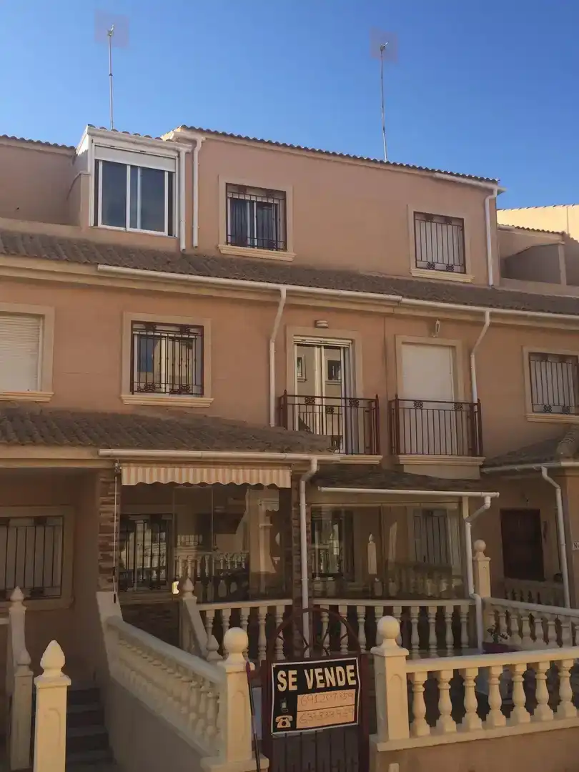 Vista exterior de Casa adosada en venda en Orihuela amb Aire condicionat, Piscina i Balcó