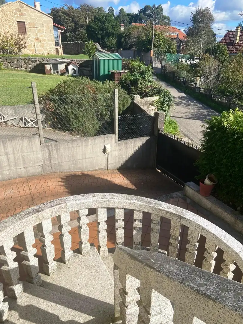 Vista exterior de Casa o xalet de lloguer en Cangas  amb Calefacció, Jardí privat i Terrassa