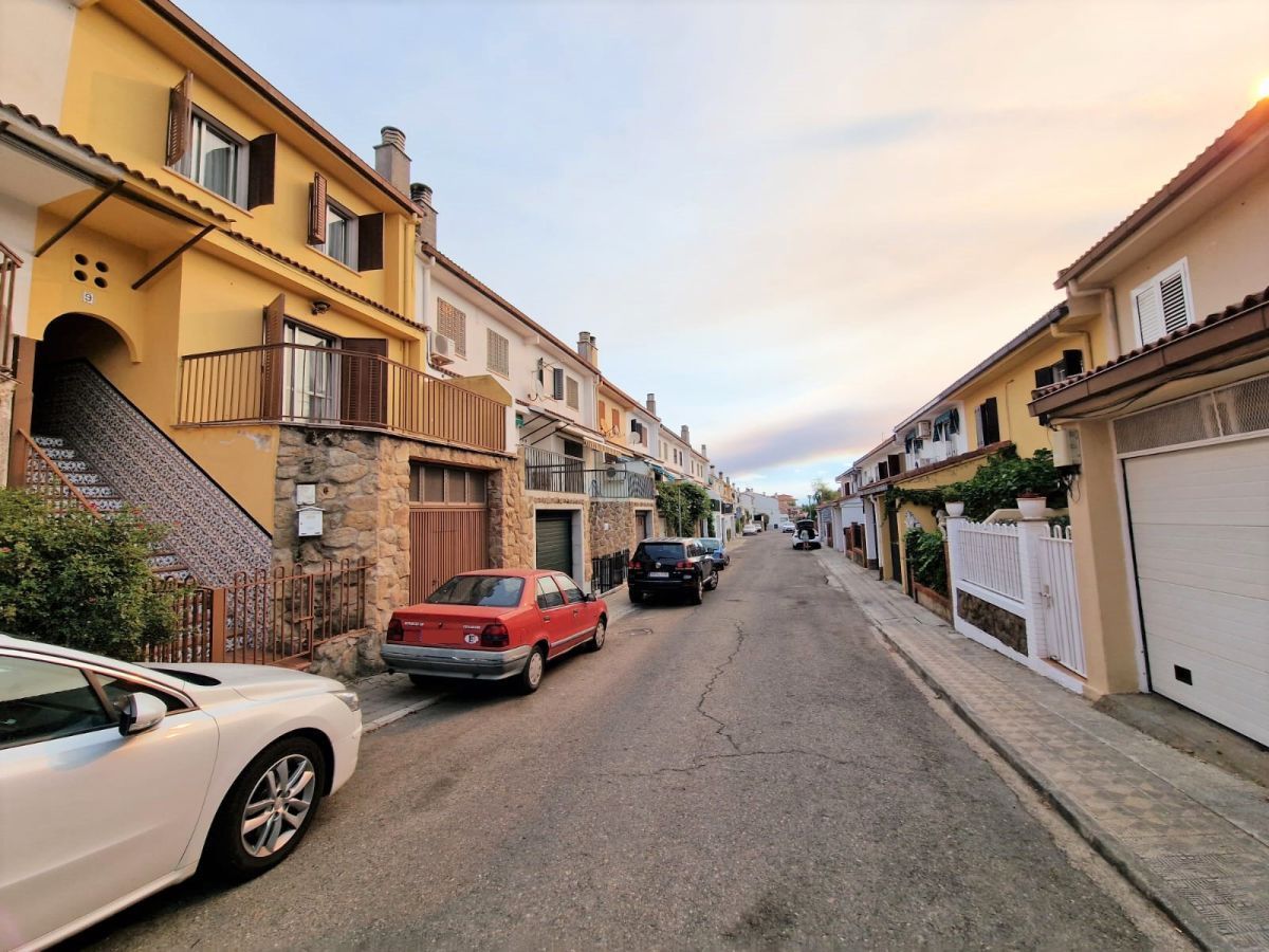 Vista exterior de Casa o xalet en venda en Plasencia amb Terrassa i Traster