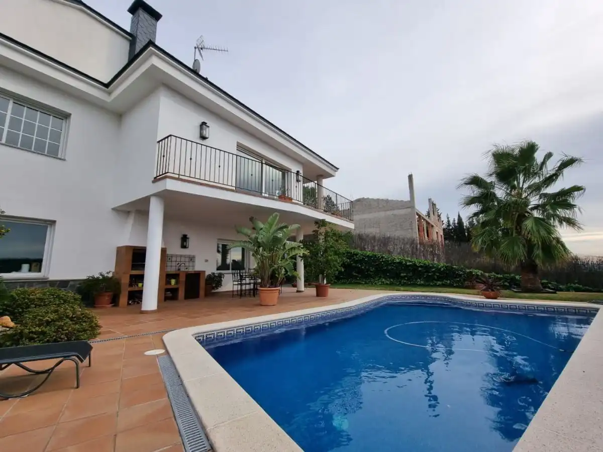 Vista exterior de Casa o xalet en venda en Caldes de Montbui amb Aire condicionat, Calefacció i Terrassa