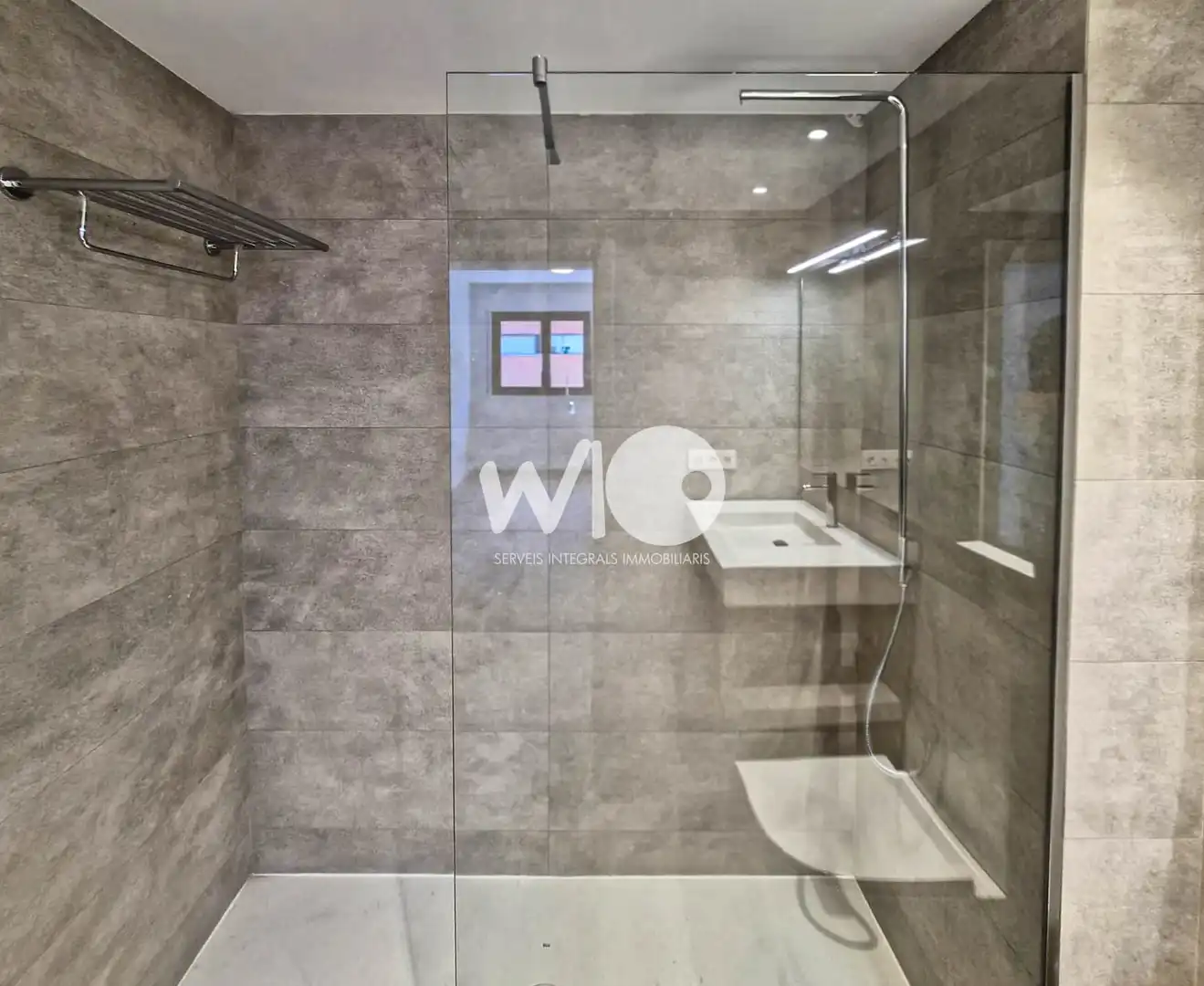 Baño de Piso de alquiler en Girona con Aire acondicionado, Calefacción y Parquet