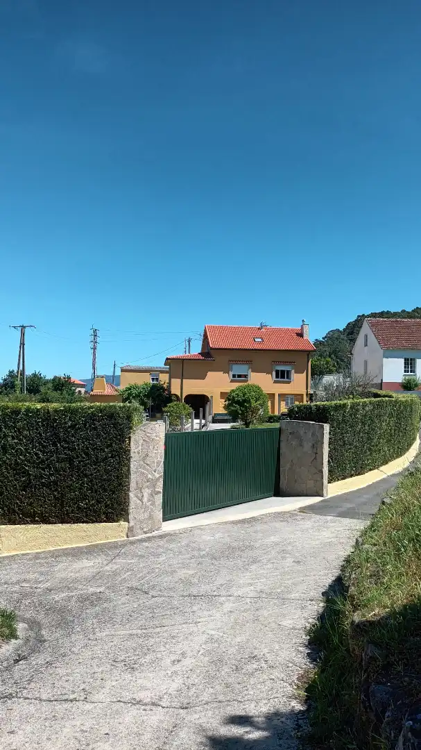 Vista exterior de Casa o xalet en venda en Muros amb Jardí privat, Piscina i Moblat