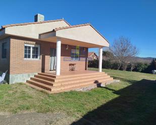 Vista exterior de Casa o xalet en venda en Villaquilambre amb Calefacció, Jardí privat i Moblat