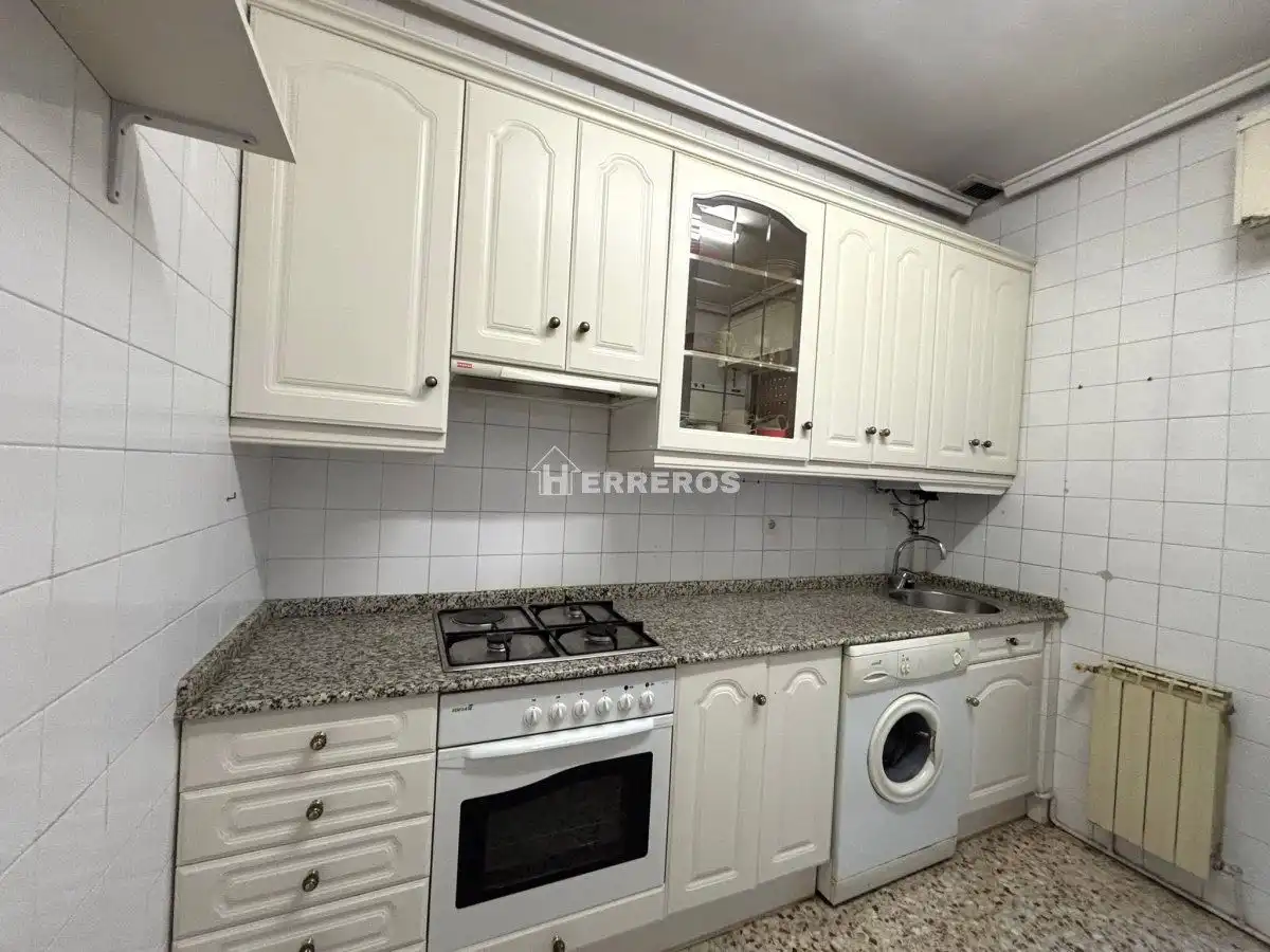Cocina de Piso en venta en  Logroño con Calefacción, Parquet y Terraza