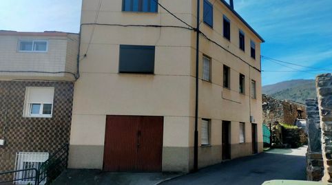Edificio de tres plantas en Matarrosa del Sil, ideal para pisos vacacionales