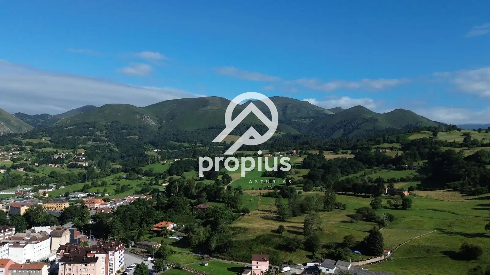Casa adosada en venta en Piloña con Calefacción, Jardín privado y Parquet