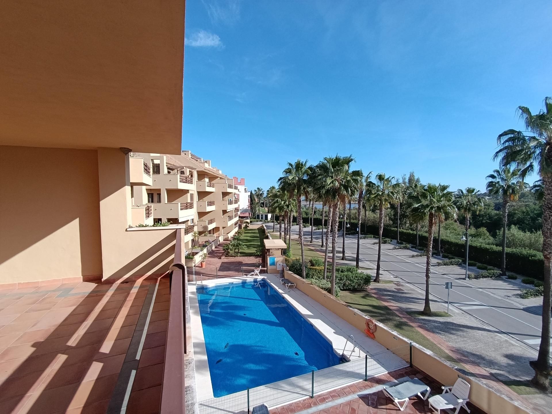 Vista exterior de Apartament en venda en Sotogrande amb Aire condicionat, Calefacció i Jardí privat