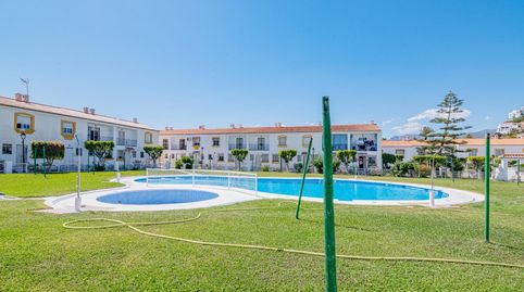 CHALET ADOSADO EN SALOBREÑA PLAYA, URB. PRIVADA CON PISCINA Y JARDINES.