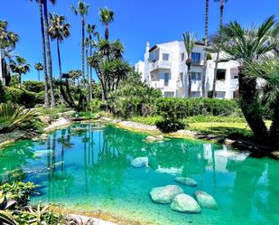 Vista exterior de Apartament de lloguer en Estepona amb Aire condicionat, Terrassa i Piscina