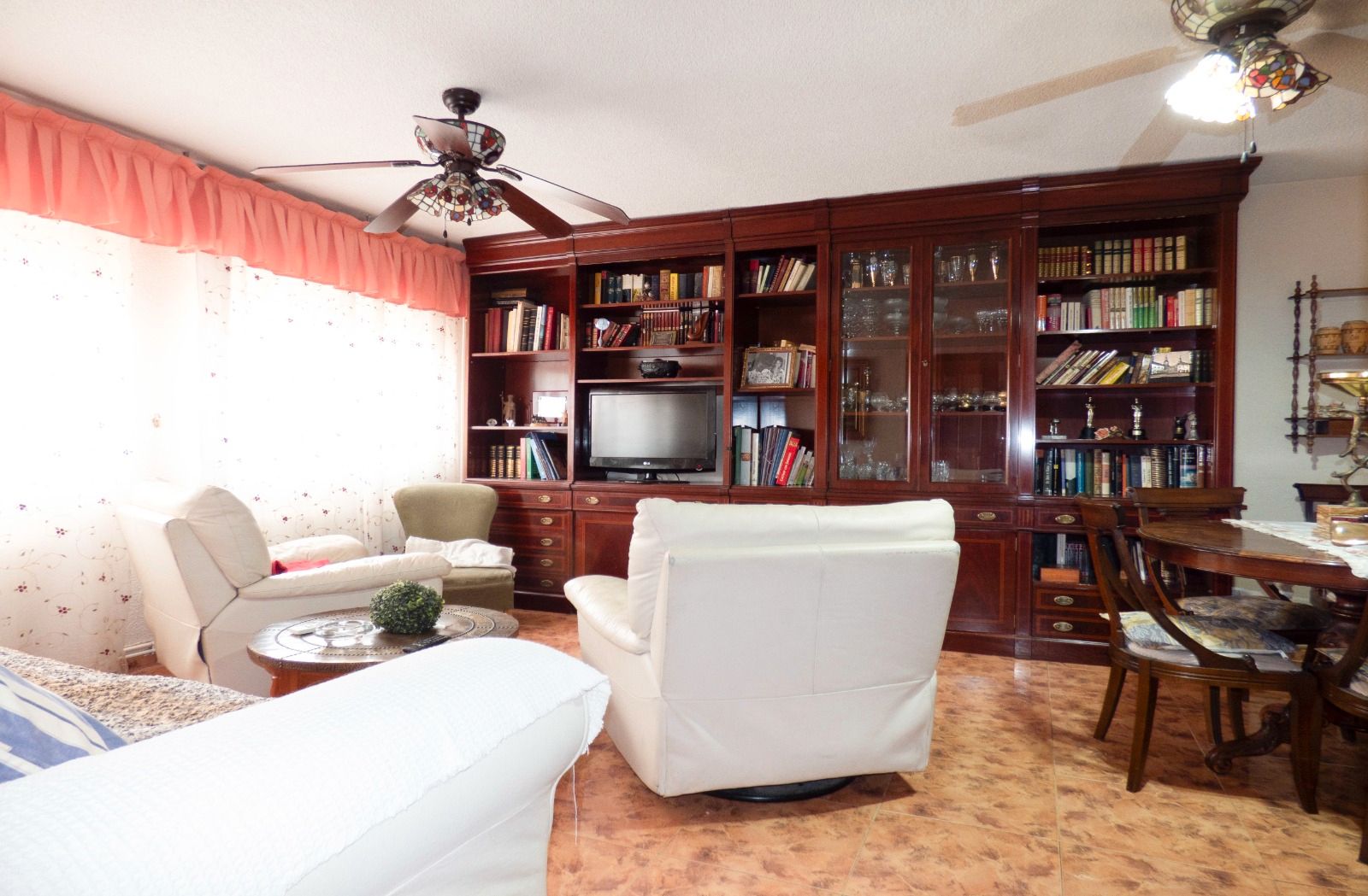 Sala d'estar de Casa adosada en venda en Villa del Prado amb Jardí privat, Terrassa i Traster