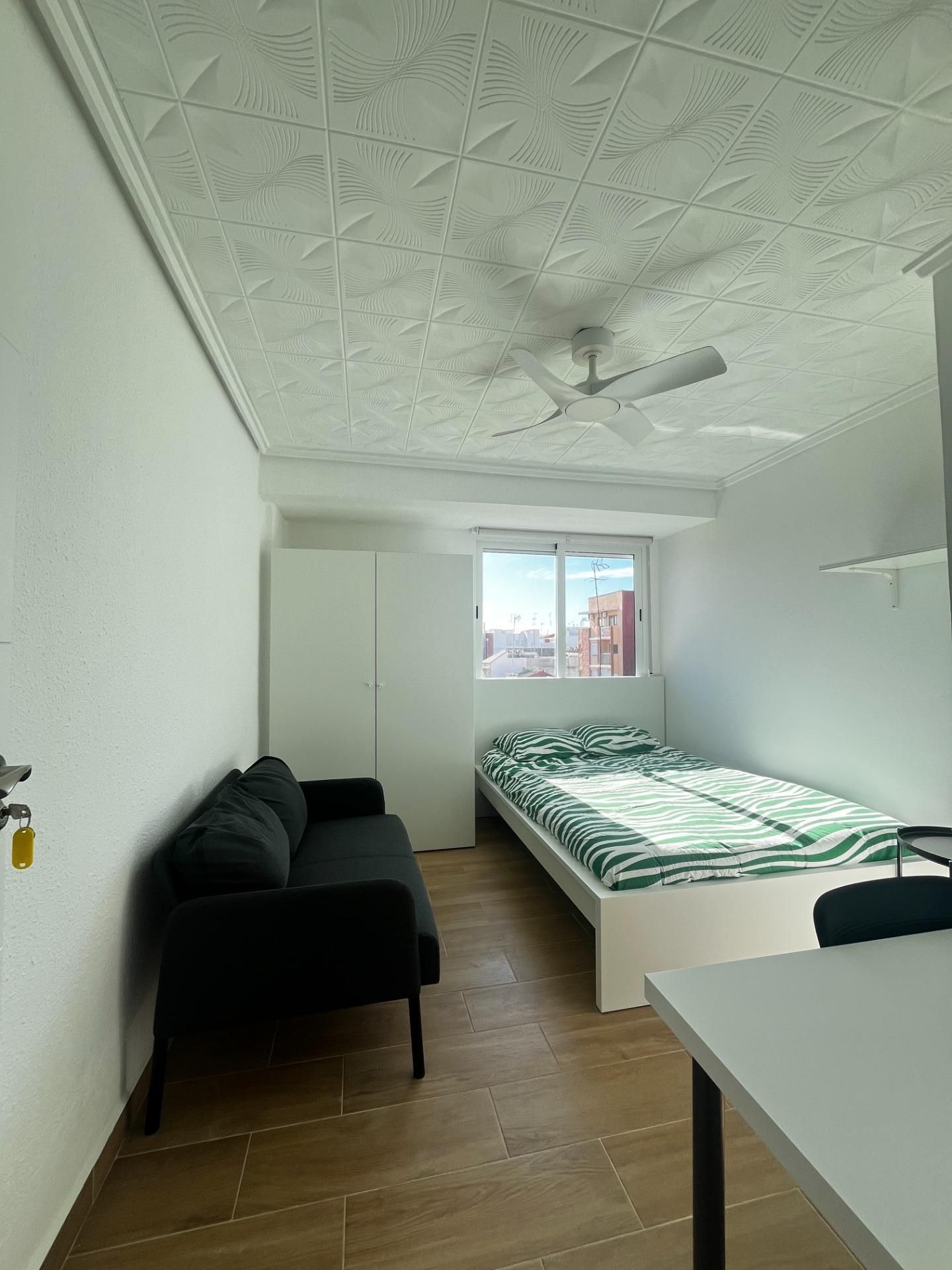 Bedroom of Flat to share in  Valencia Capital  with Furnished and Balcony