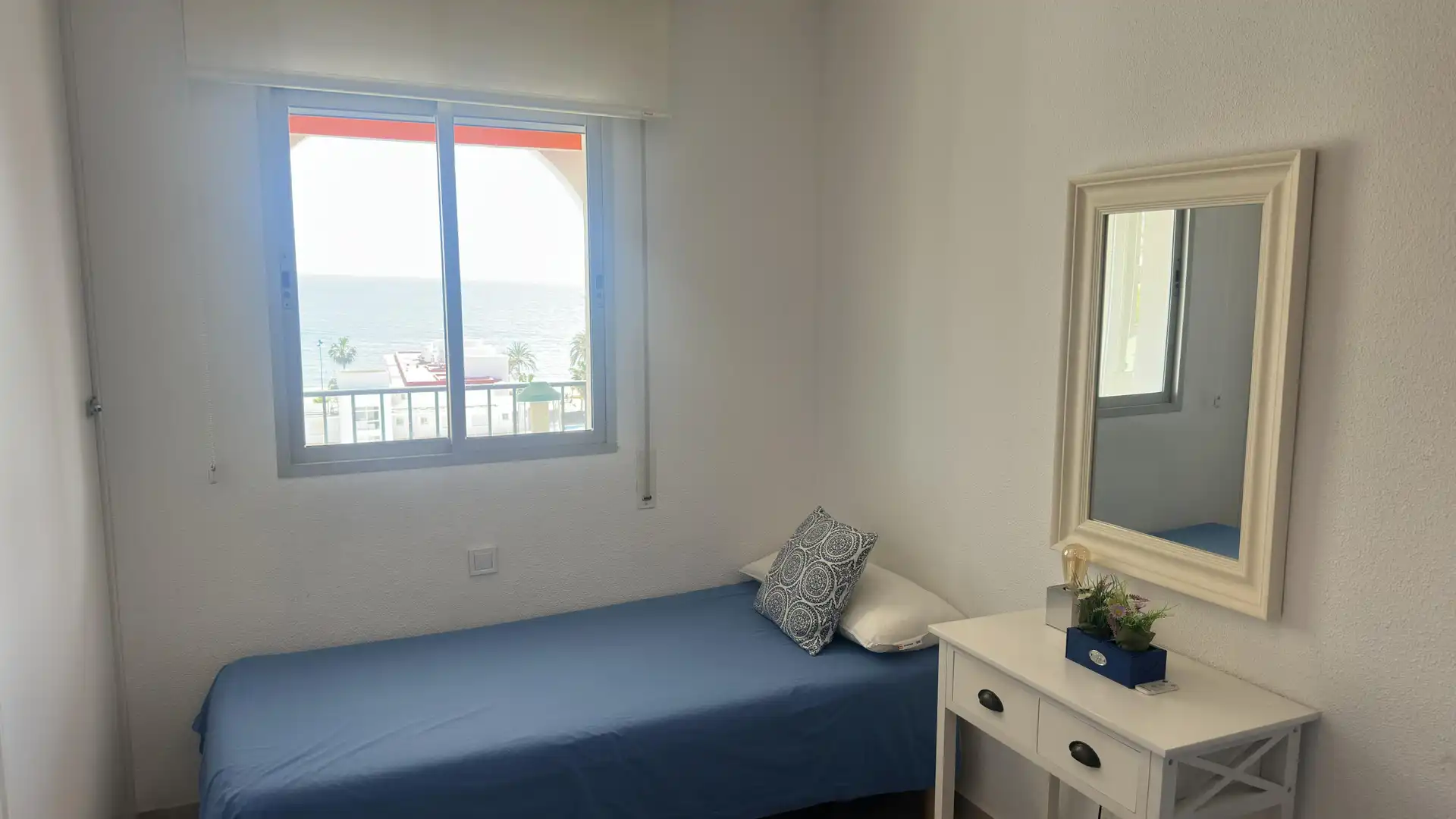 Dormitori de Apartament de lloguer en Fuengirola amb Jardí privat i Piscina comunitària