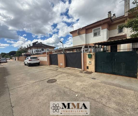 Casa adosada en Venta en Calle Emilio Prados en Bellavista