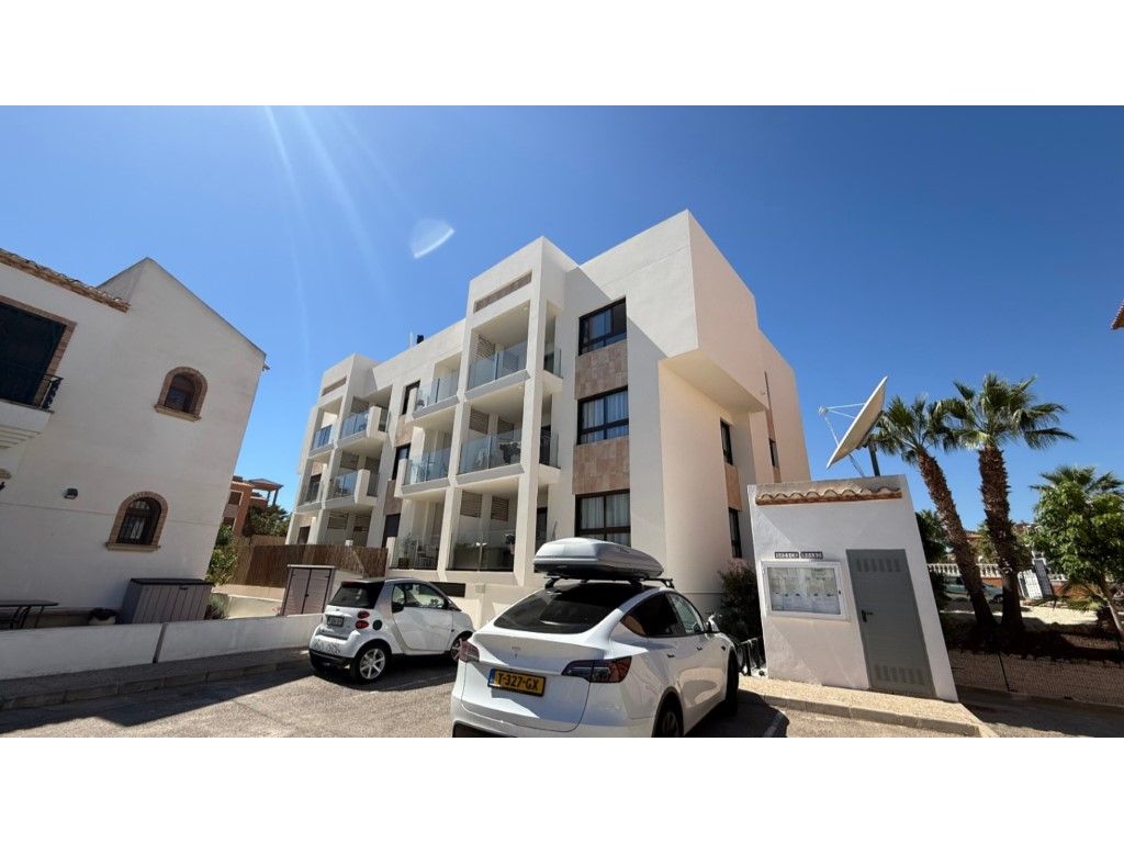 Vista exterior de Àtic en venda en Orihuela amb Forn i Piscina comunitària