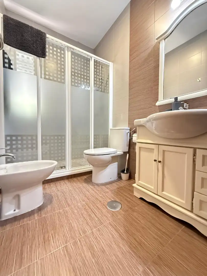 Bany de Apartament de lloguer en Mairena del Aljarafe amb Calefacció, Moblat i Rentadora