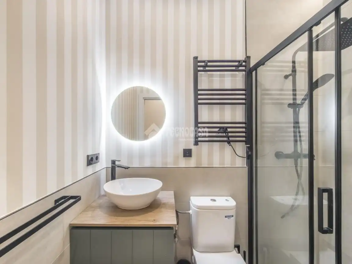 Bathroom of Flat for sale in Madrid  with Air Conditioner and Heating