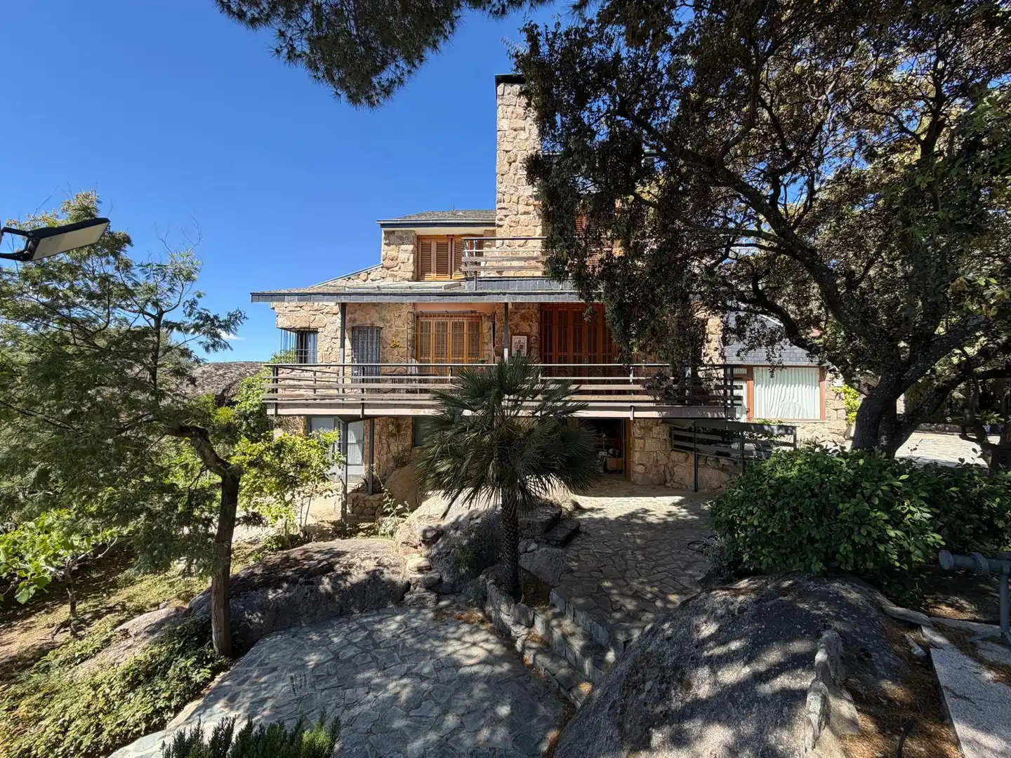 Vista exterior de Casa o xalet en venda en Torrelodones amb Aire condicionat, Calefacció i Jardí privat