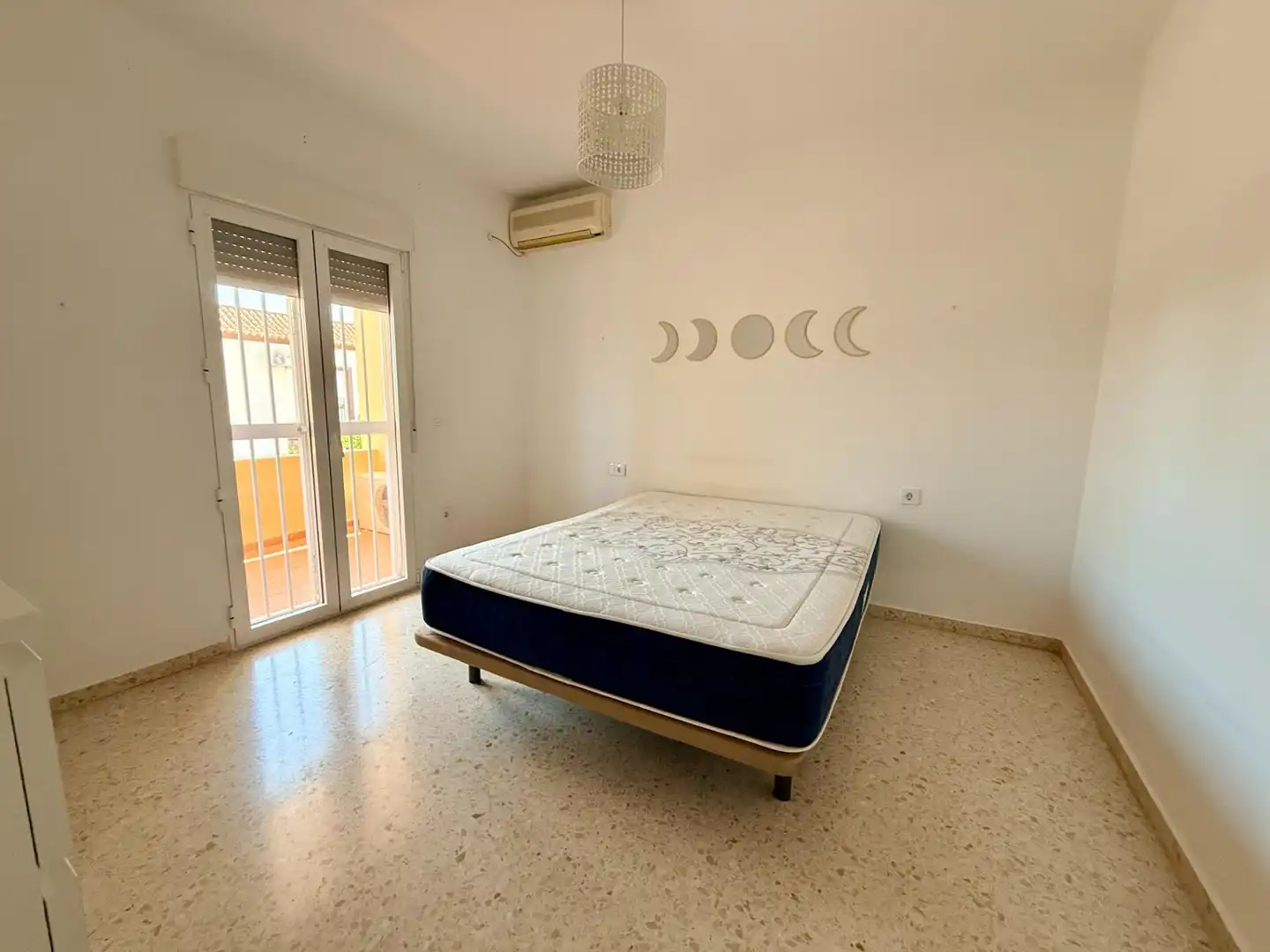 Dormitori de Casa adosada en venda en Morón de la Frontera amb Aire condicionat, Terrassa i Traster
