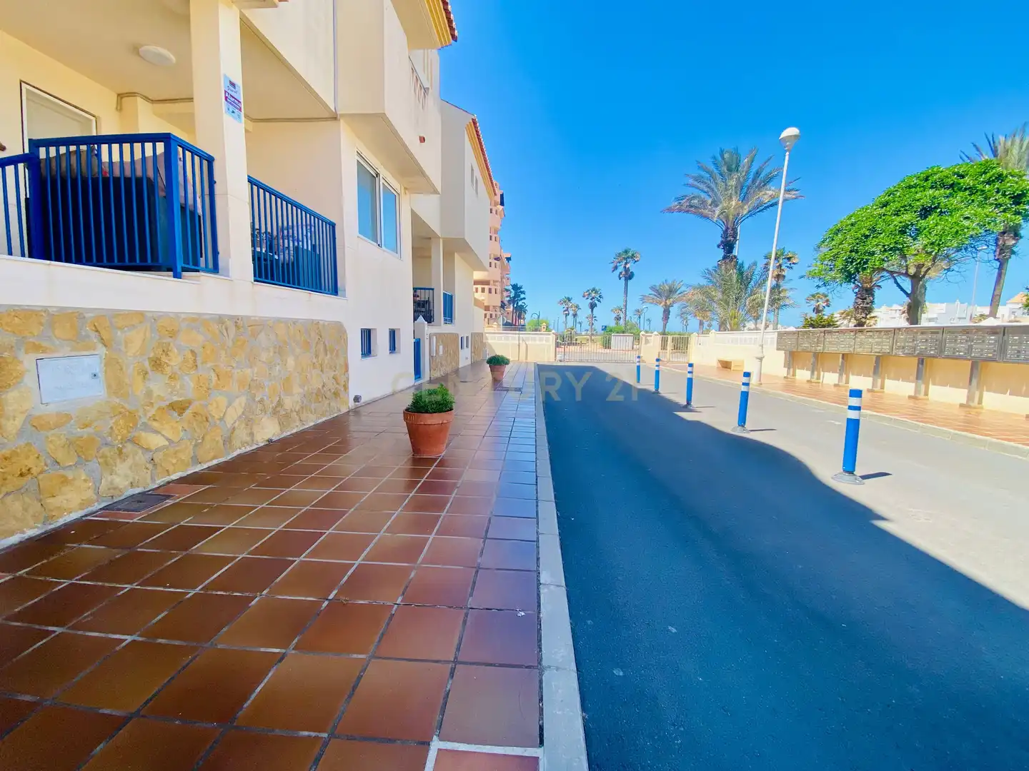 Vista exterior de Estudi en venda en El Ejido amb Aire condicionat, Balcó i Piscina comunitària