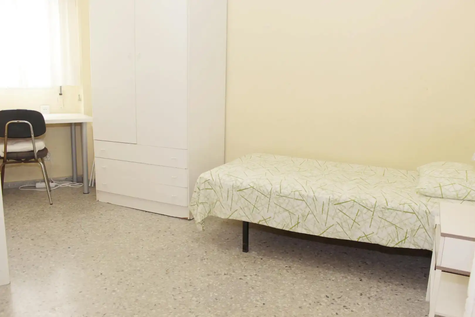 Habitación de Piso para compartir en  Sevilla Capital con Amueblado y Lavadora