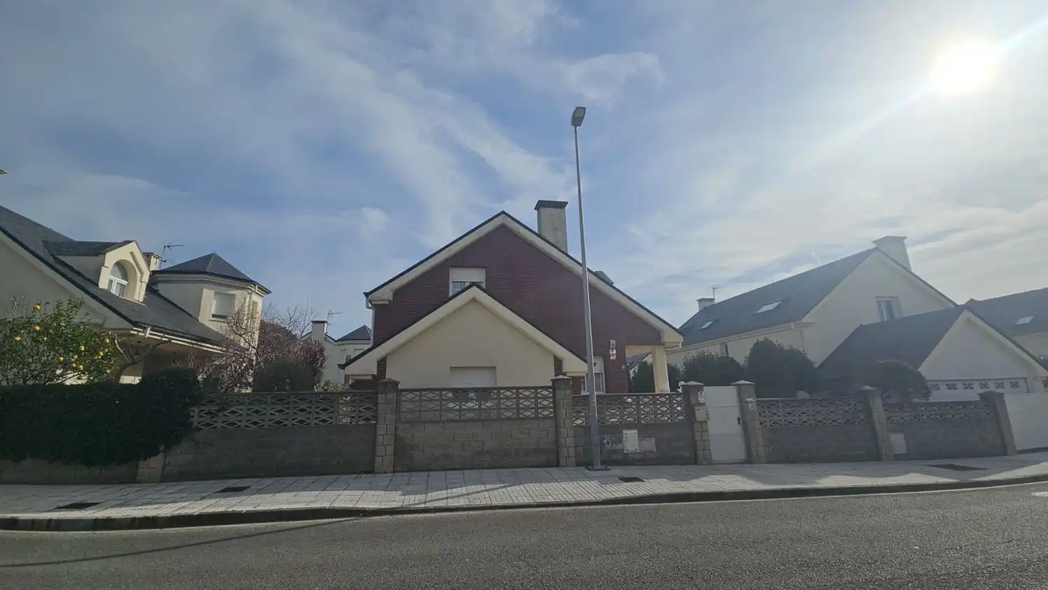 Außenansicht von Haus oder Chalet zum Verkauf in Santa Cruz de Bezana mit Heizung