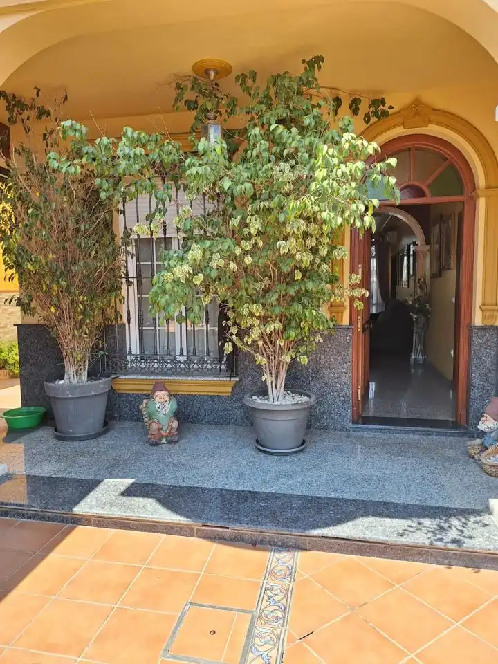 Vista exterior de Casa o chalet en venta en Alcalá de Guadaira con Aire acondicionado, Jardín privado y Terraza