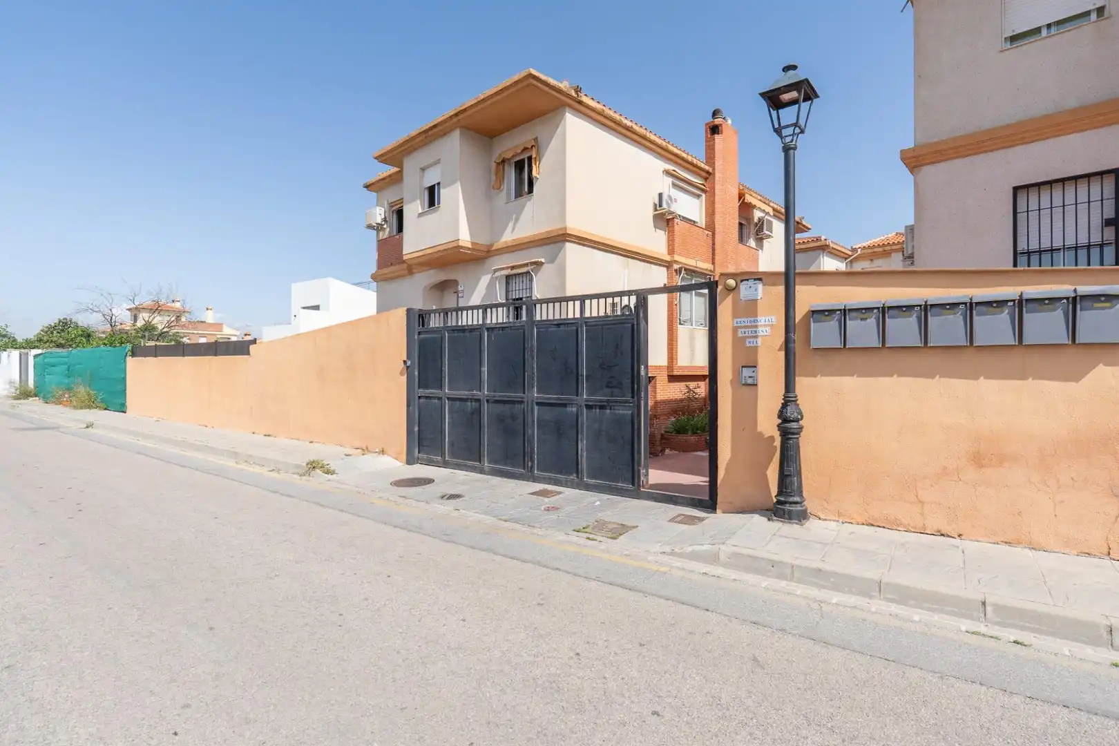 Vista exterior de Casa adosada en venta en Ogíjares con Aire acondicionado, Calefacción y Terraza