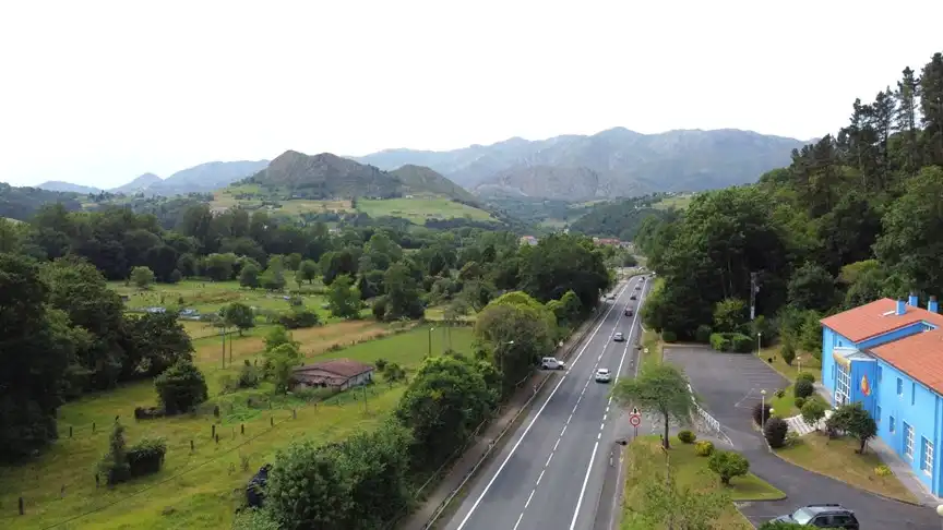Vista exterior de Edifici en venda en Cangas de Onís amb Piscina comunitària