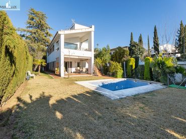 Chalet con piscina en venta en Calle de las Adelfas