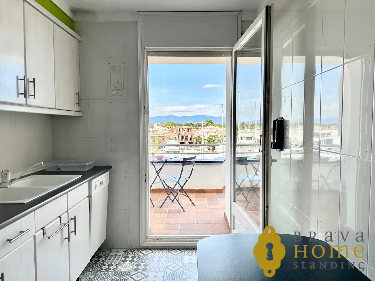 Küche von Dachboden zum Verkauf in Empuriabrava mit Klimaanlage, Terrasse und Möbliert
