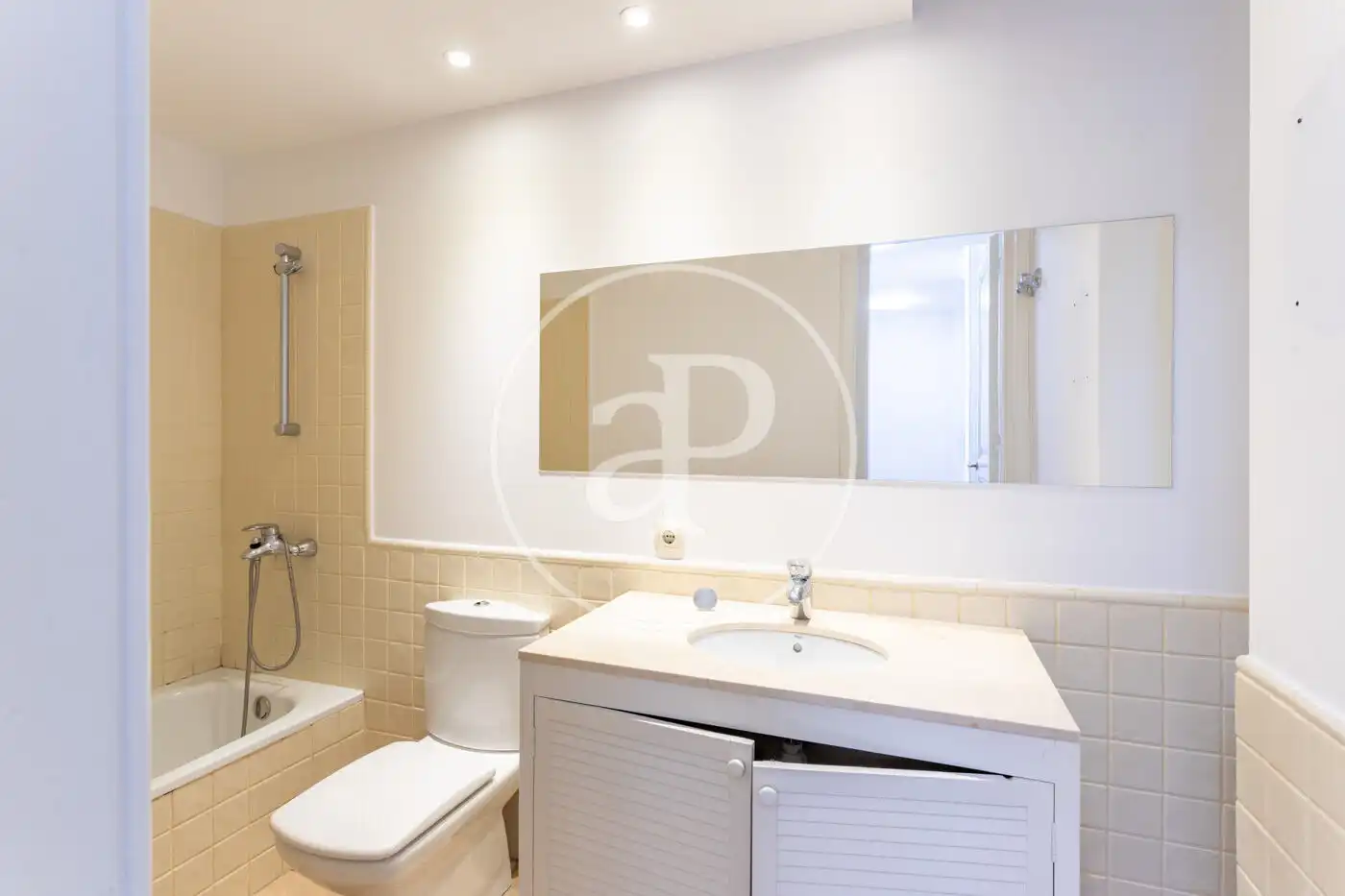 Bathroom of Houses for rent in Barcelona  with Air Conditioner, Heating and Private garden