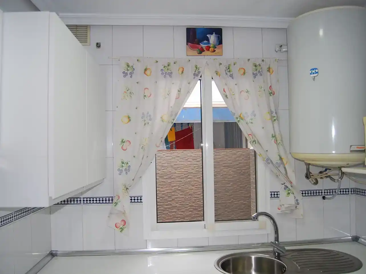 Cuina de Apartament de lloguer en Algeciras amb Piscina