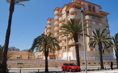 Vista exterior de Pis en venda en La Manga del Mar Menor amb Calefacció, Jardí privat i Terrassa