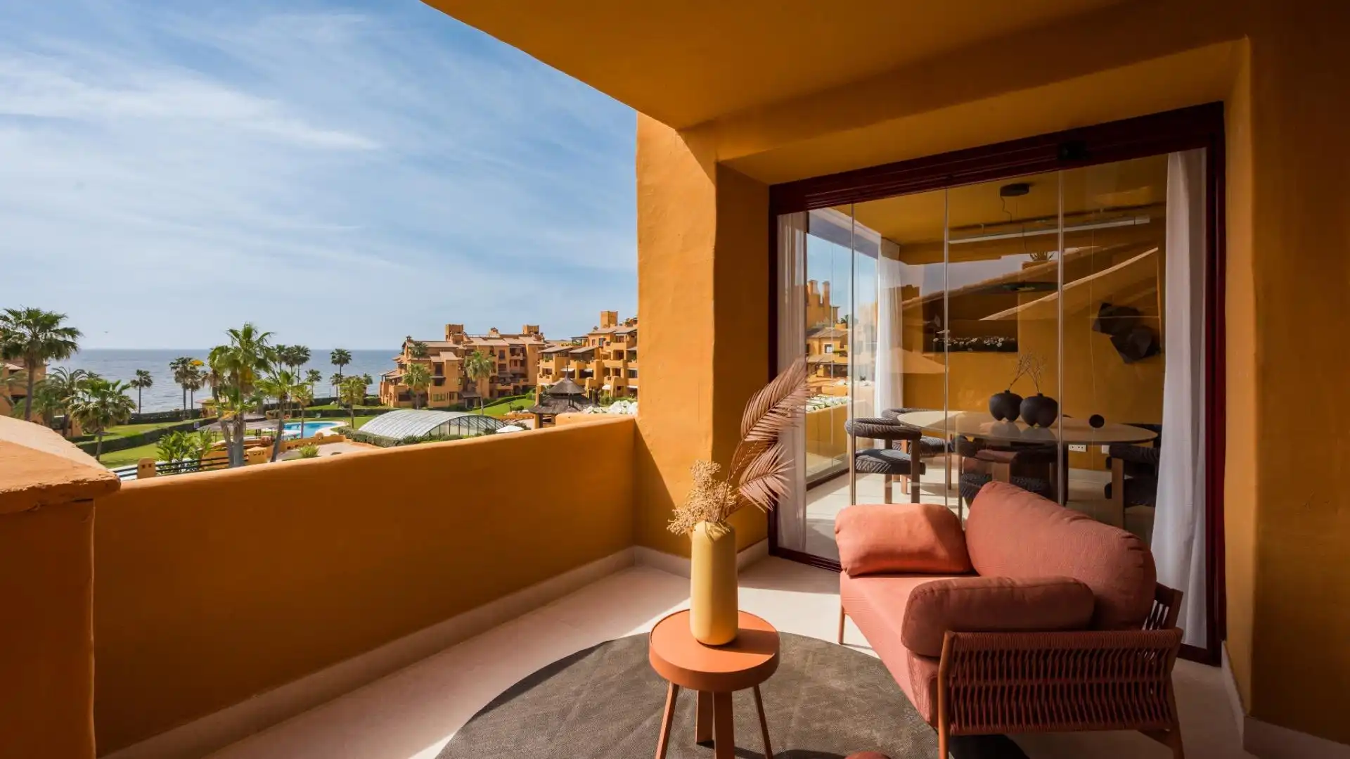 Terrasse von Wohnungen zum Verkauf in Estepona mit Klimaanlage, Heizung und Privatgarten