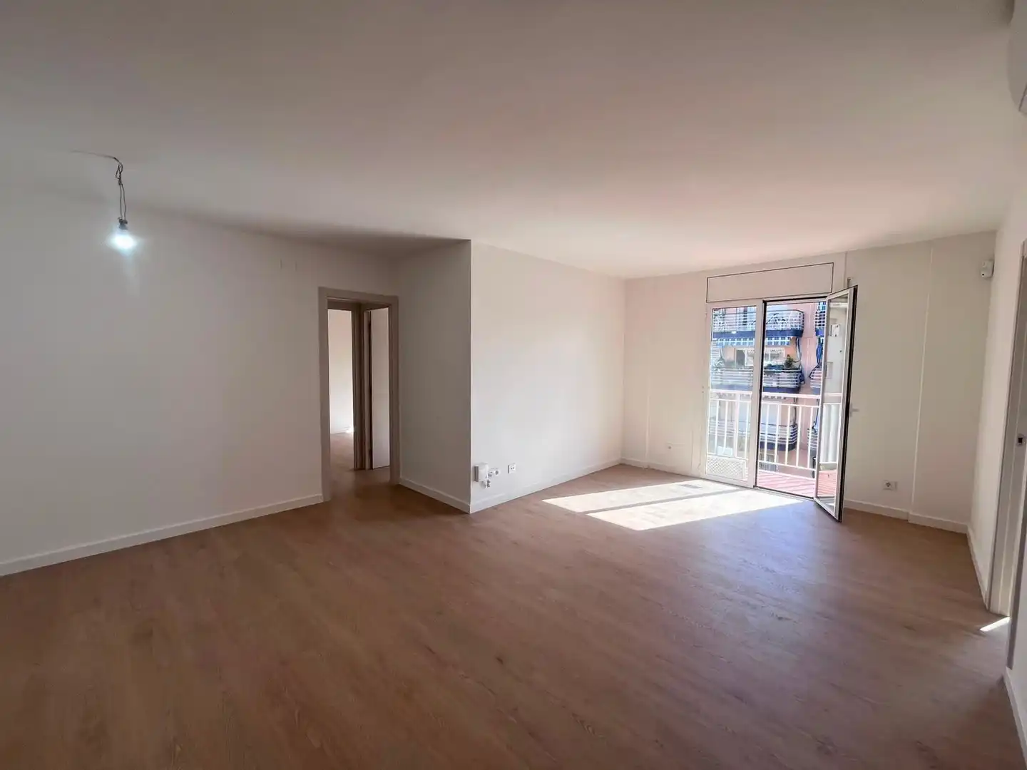 Wohnzimmer von Wohnung zum Verkauf in Vilanova i la Geltrú mit Parkett und Balkon