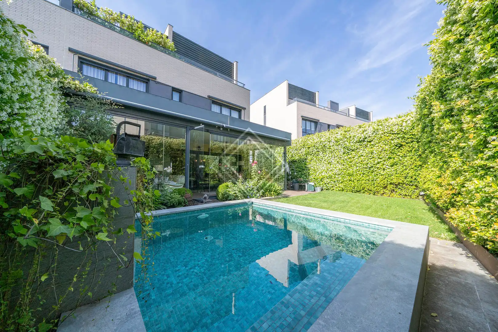 Schwimmbecken von Einfamilien-Reihenhaus zum Verkauf in Madrid mit Klimaanlage, Heizung und Privatgarten