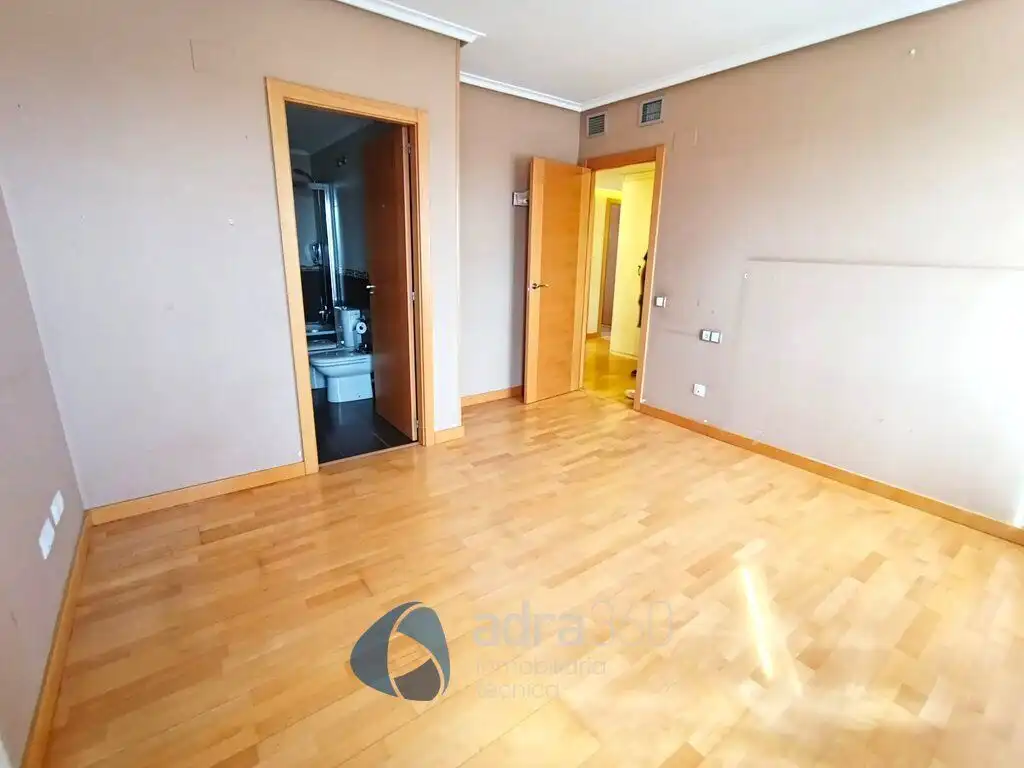 Habitación de Ático en venta en  Logroño con Aire acondicionado, Calefacción y Terraza