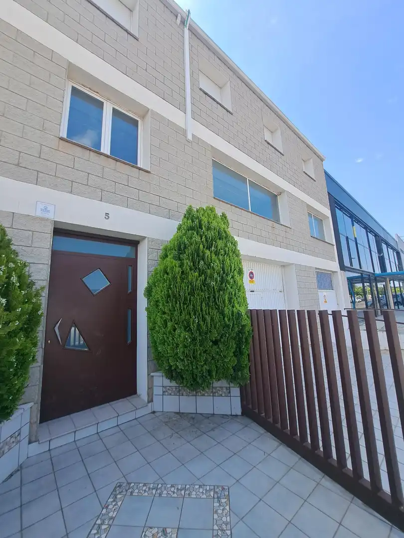 Vista exterior de Casa o xalet en venda en Golmés amb Terrassa i Moblat