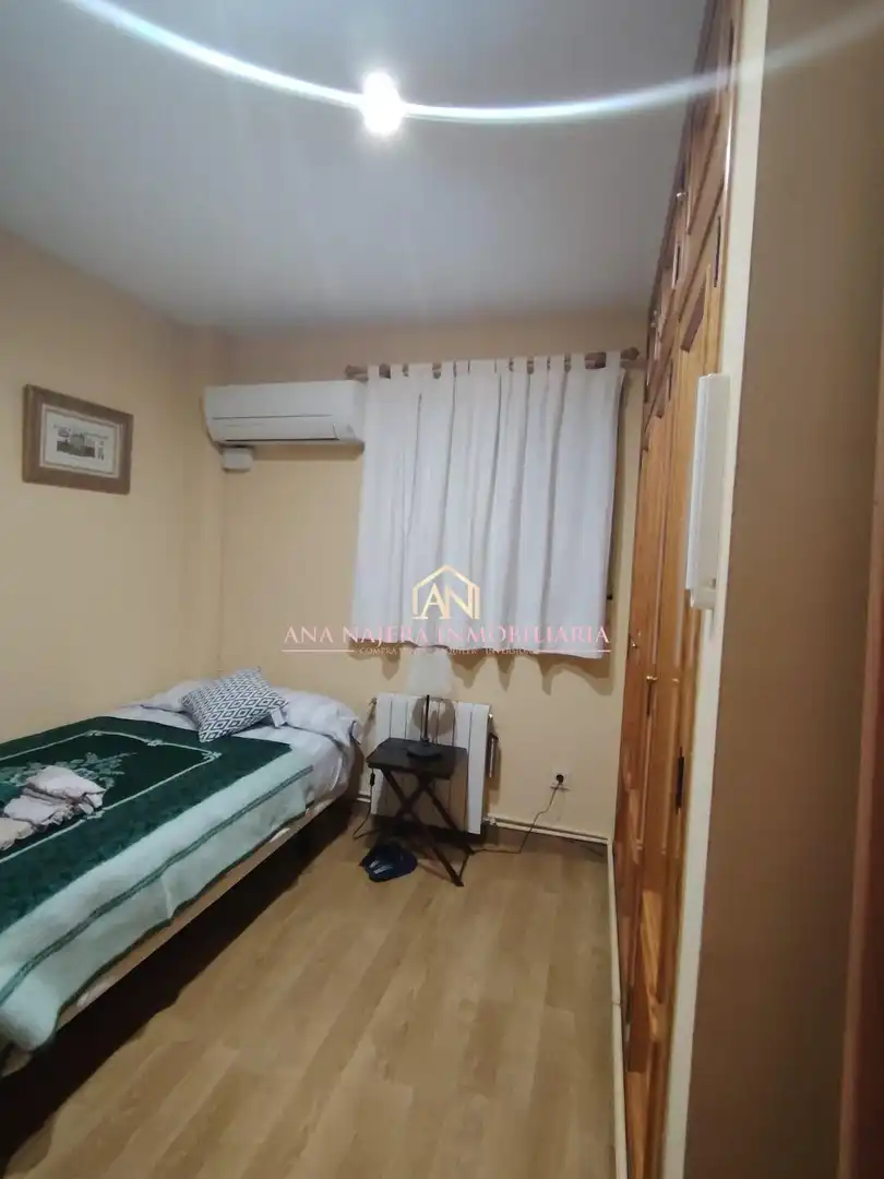 Schlafzimmer von Dachboden zum Verkauf in La Pobla de Vallbona mit Heizung und Abstellraum