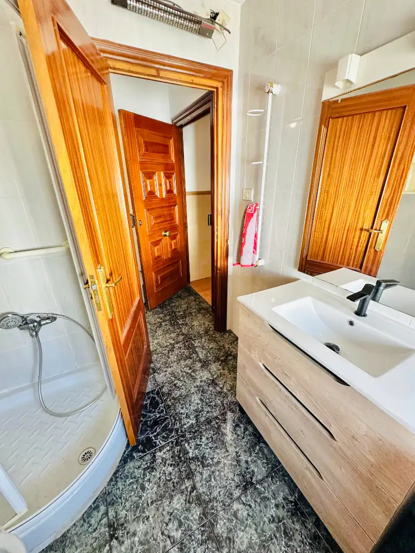 Bathroom of Flat for rent in Granada  with Air Conditioner, Furnished and Washing machine