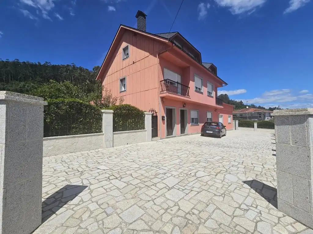 Vista exterior de Casa o xalet en venda en Boiro amb Calefacció, Parquet i Terrassa