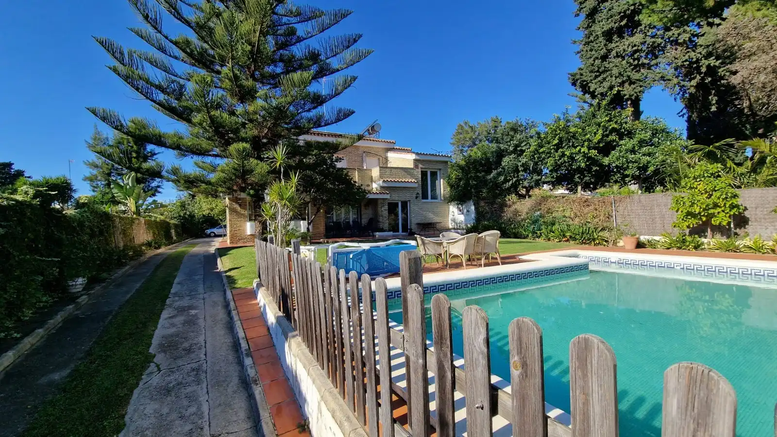 Exterior view of Detached homes for sale in El Puerto de Santa María  with Air Conditioner, Private garden and Storage room