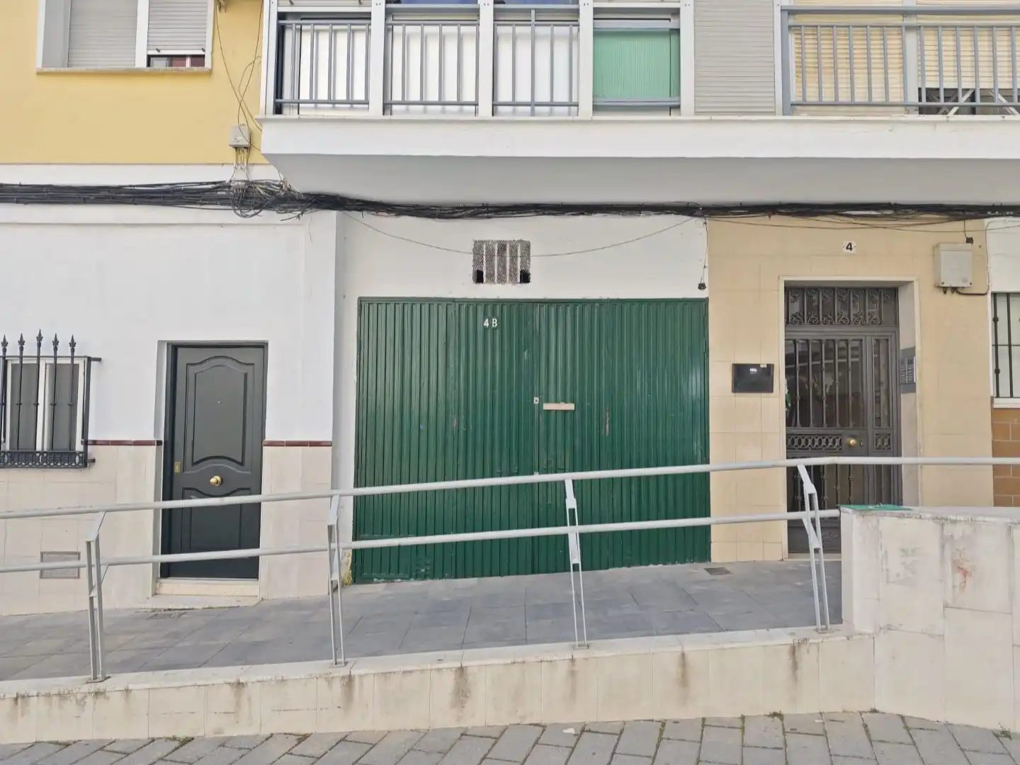 Vista exterior de Local de alquiler en  Huelva Capital