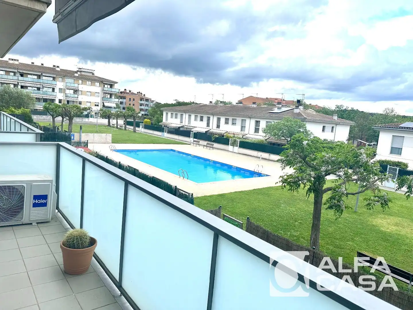 Piscina de Pis en venda en Girona Capital amb Aire condicionat, Calefacció i Terrassa