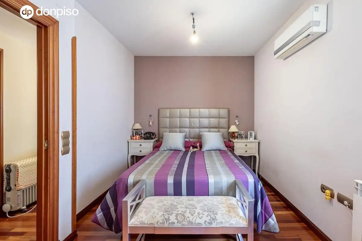 Habitación de Casa o chalet en venta en Granada con Aire acondicionado, Calefacción y Jardín privado