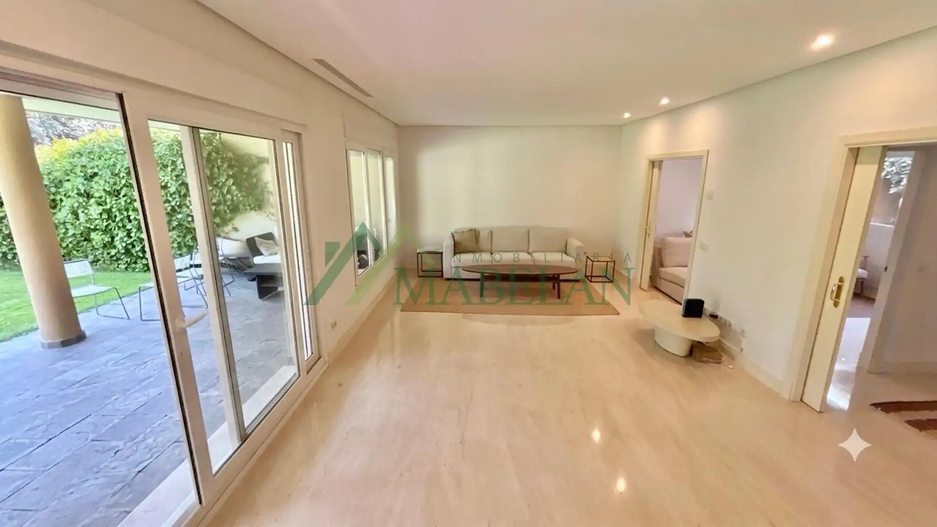Wohnzimmer von Einfamilien-Reihenhaus zur Miete in Madrid mit Klimaanlage, Privatgarten und Terrasse
