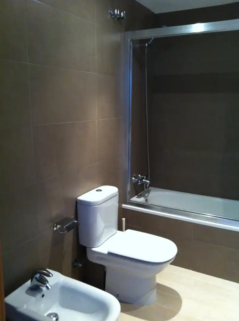 Baño de Piso de alquiler en Barcelona con Calefacción, Horno y Lavadora